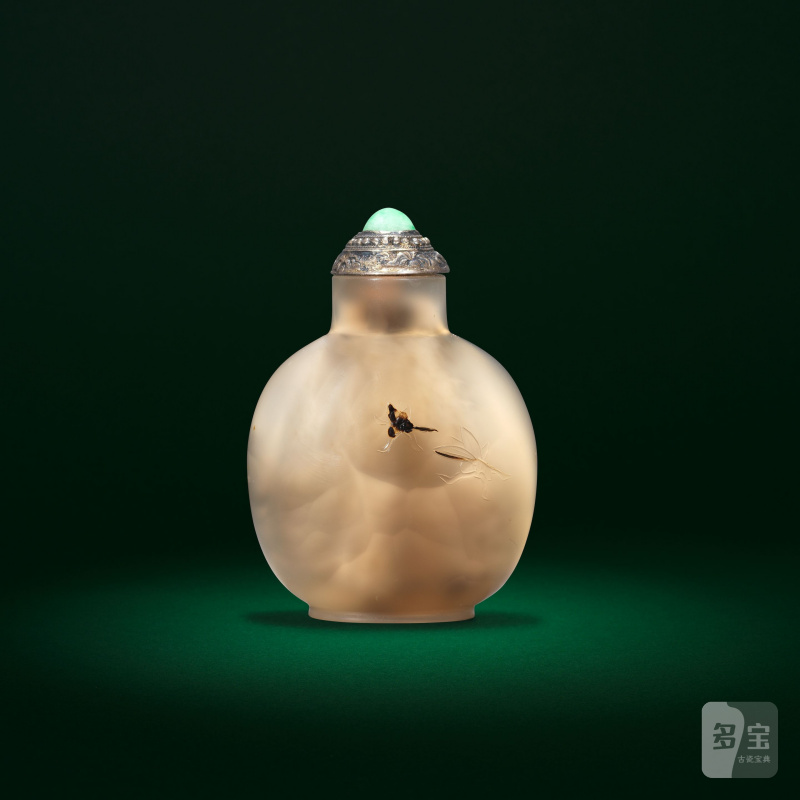 十八/十九世紀 瑪瑙巧雕靈猴獻壽紋鼻煙壺 | A CHALCEDONY AGATE 'MONKEY AND PEACH' SNUFF BOTTLE - 图4